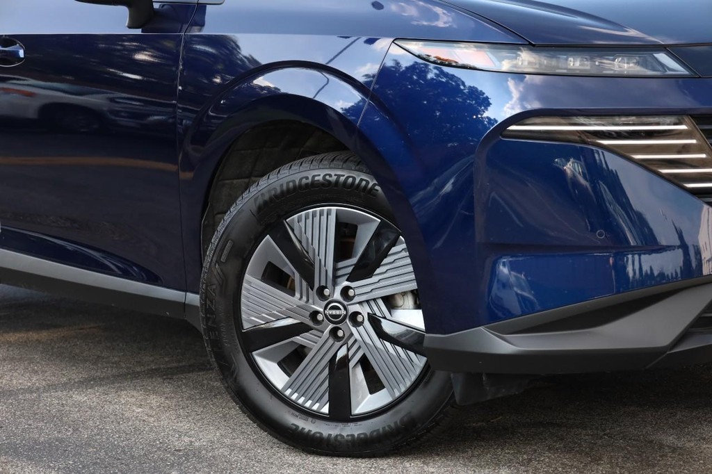 Nissan Murano Vehicle Full-screen Gallery Image 3