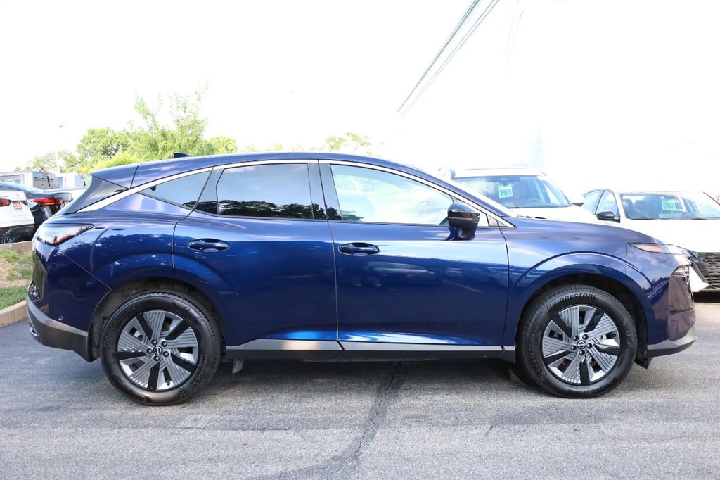 Nissan Murano Vehicle Full-screen Gallery Image 5