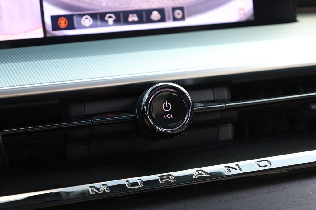 Nissan Murano Vehicle Full-screen Gallery Image 16