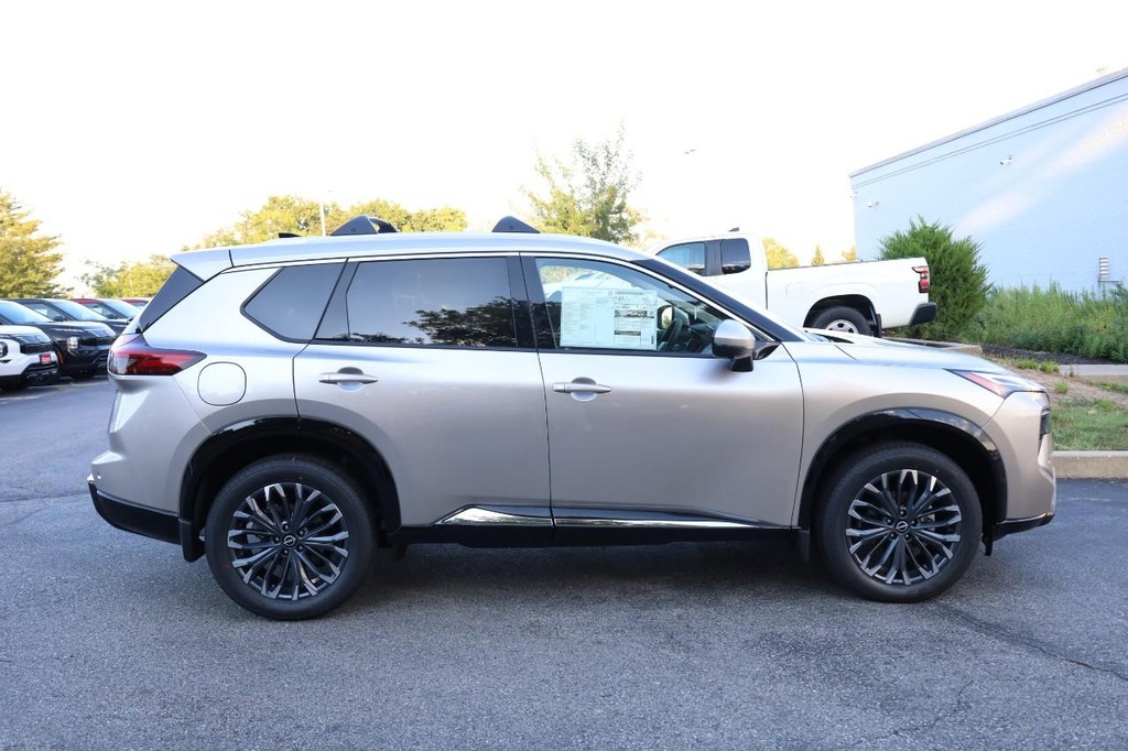 Nissan Rogue Vehicle Image 05