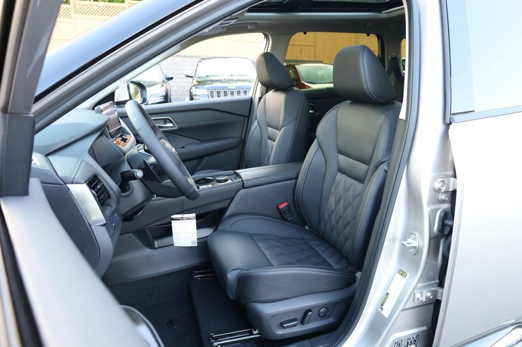 Nissan Rogue Vehicle Image 08