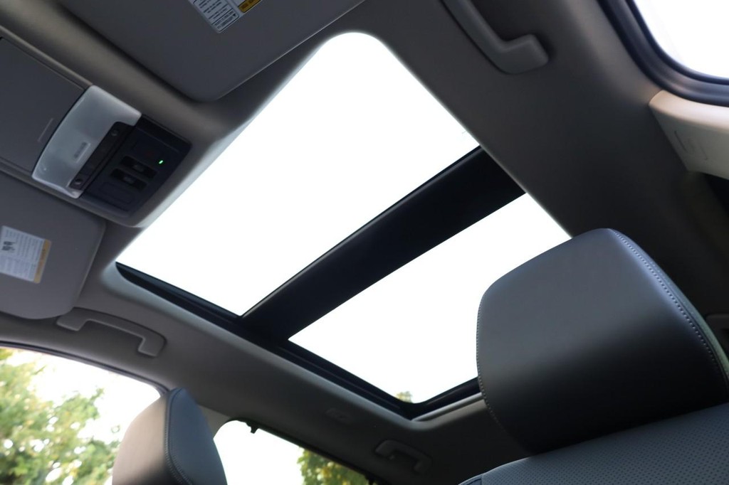 Nissan Rogue Vehicle Image 09