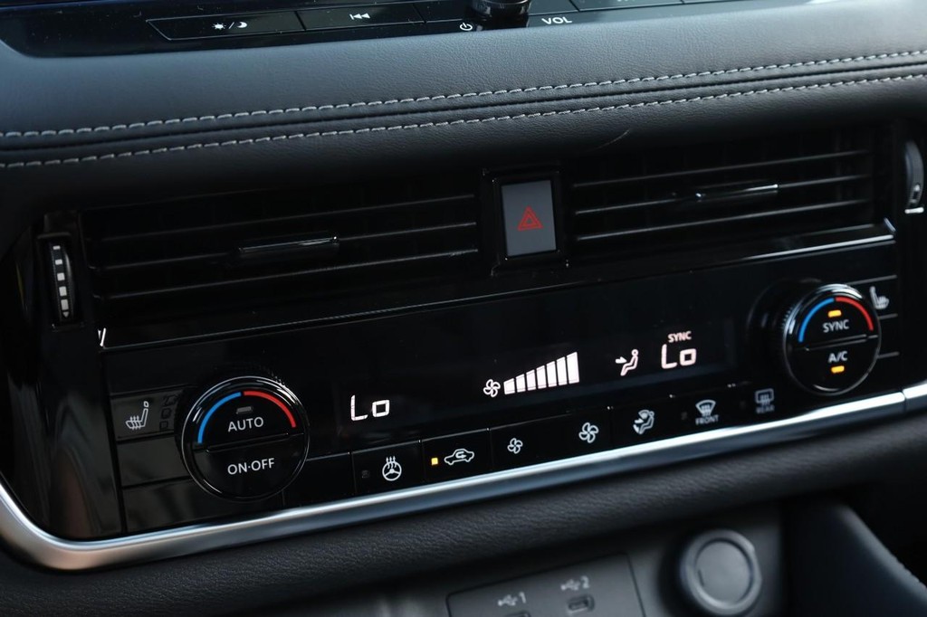 Nissan Rogue Vehicle Image 16