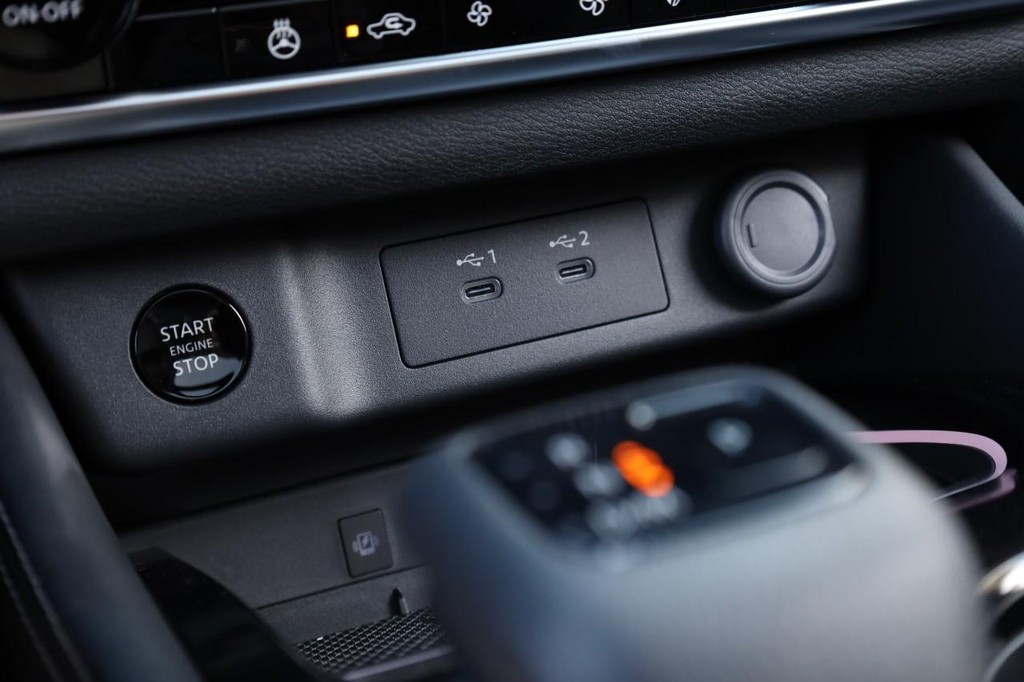 Nissan Rogue Vehicle Image 17