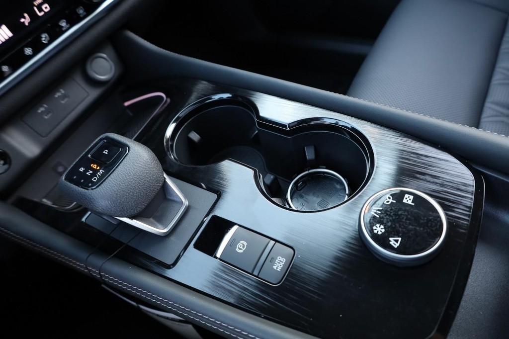 Nissan Rogue Vehicle Image 18