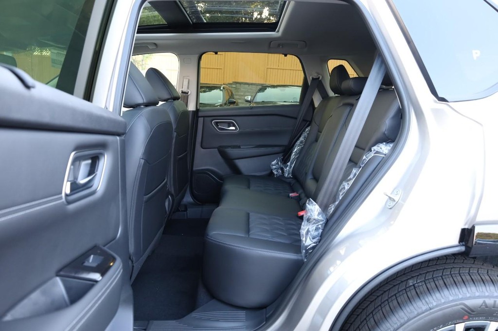 Nissan Rogue Vehicle Image 24