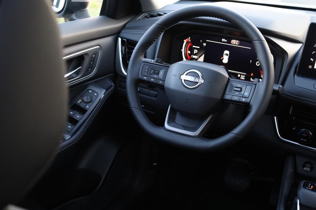 Nissan Rogue Vehicle Image 28