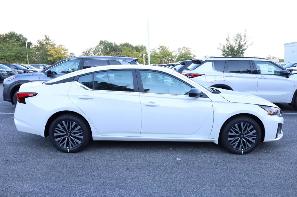 Nissan Altima Vehicle Image 05
