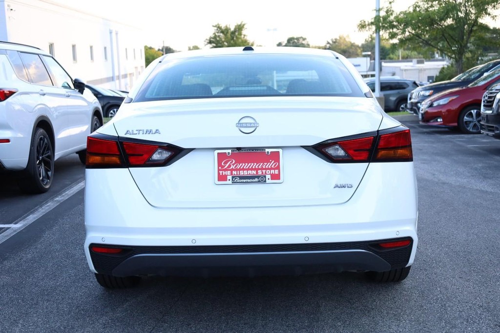 Nissan Altima Vehicle Image 06