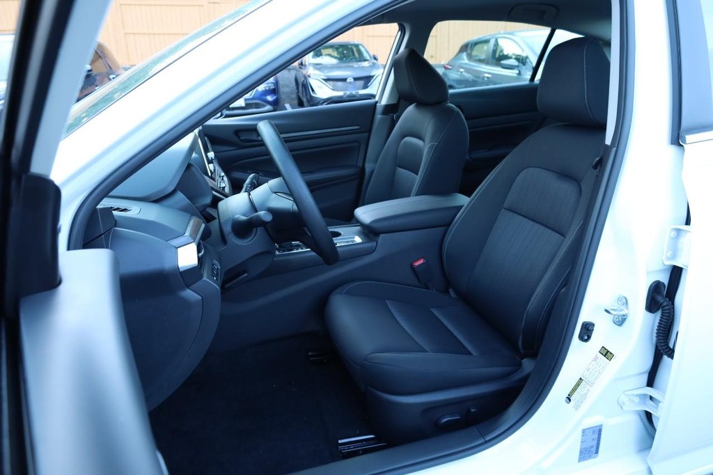 Nissan Altima Vehicle Image 08