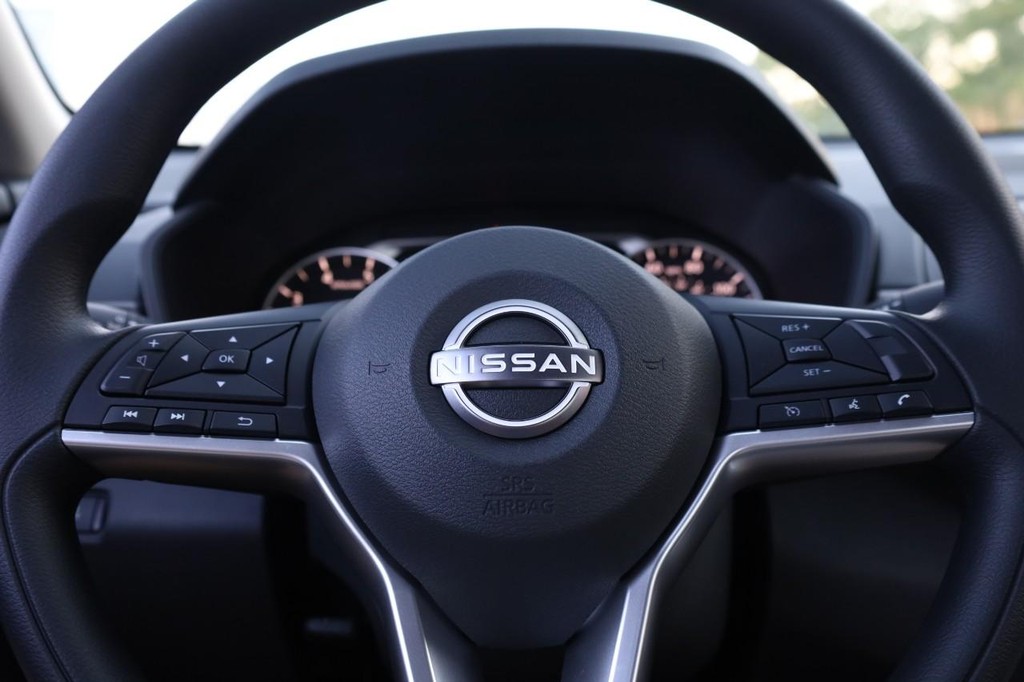 Nissan Altima Vehicle Image 09