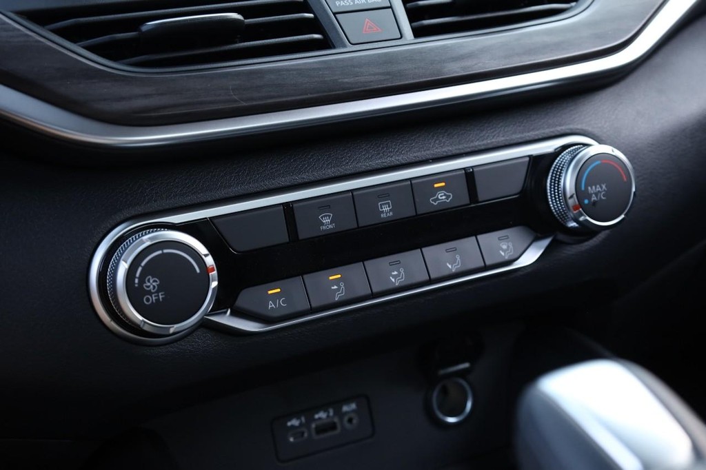 Nissan Altima Vehicle Image 13