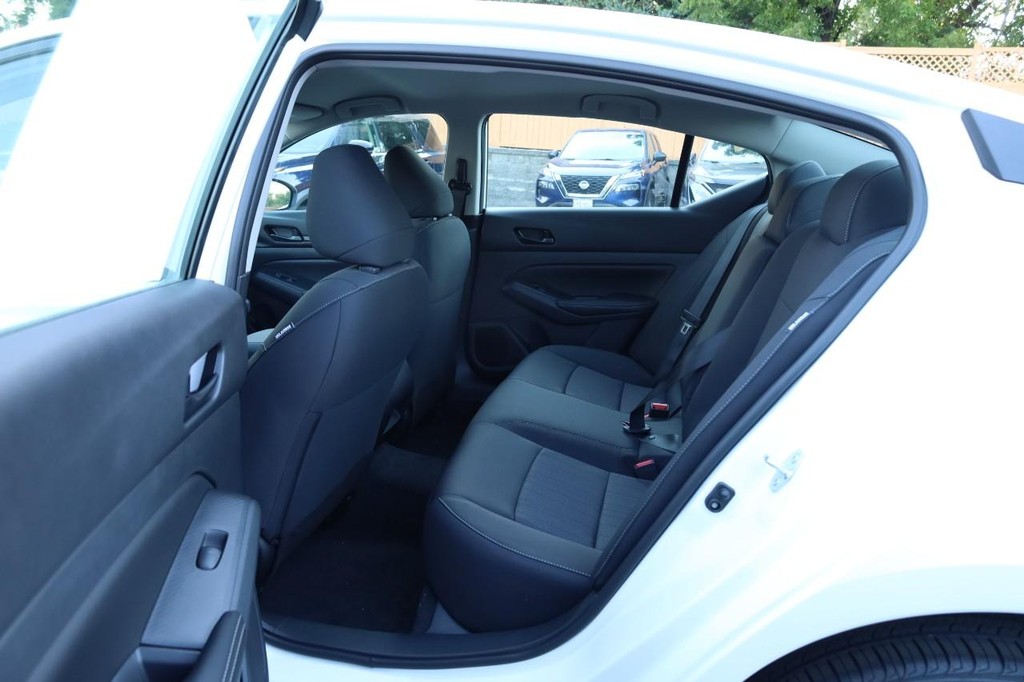 Nissan Altima Vehicle Image 19