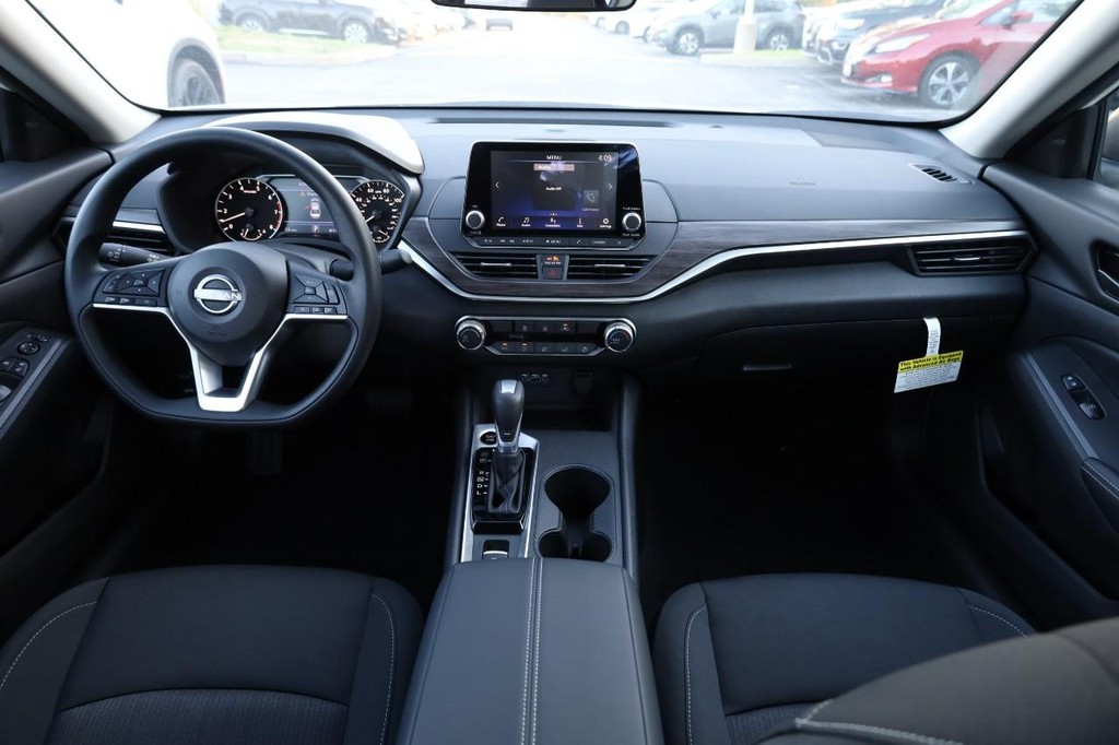 Nissan Altima Vehicle Image 20
