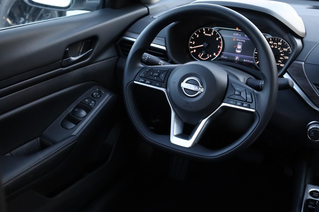 Nissan Altima Vehicle Image 21