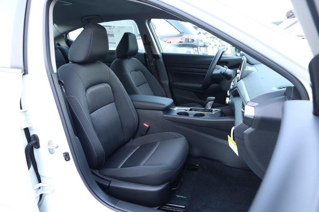 Nissan Altima Vehicle Image 22