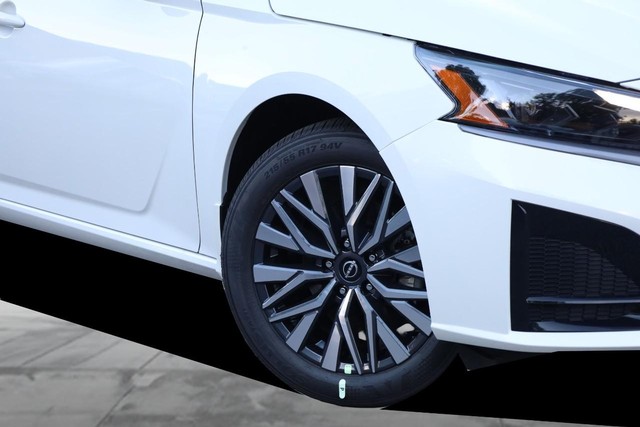 Nissan Altima Vehicle Image 03