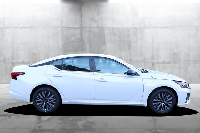 Nissan Altima Vehicle Image 05
