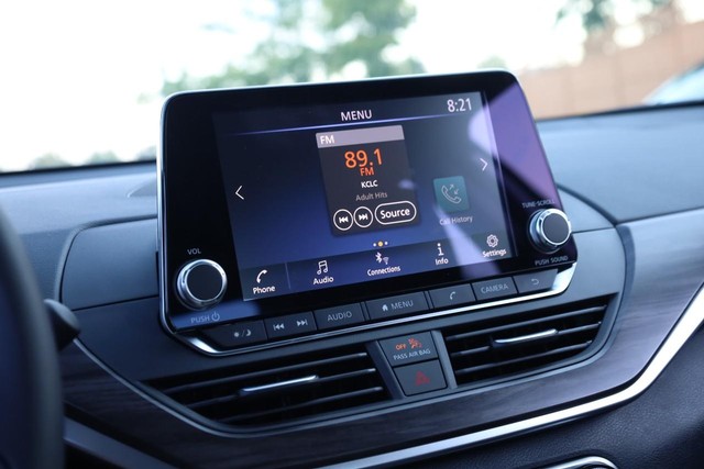 Nissan Altima Vehicle Image 11