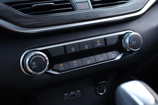 Nissan Altima Vehicle Image 13