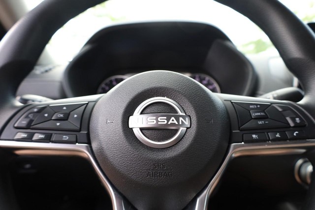 Nissan Sentra Vehicle Image 09