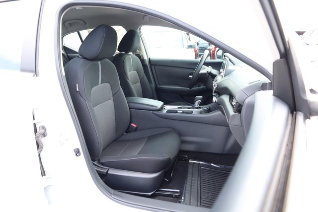 Nissan Sentra Vehicle Image 23