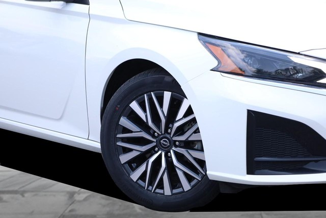 Nissan Altima Vehicle Image 03