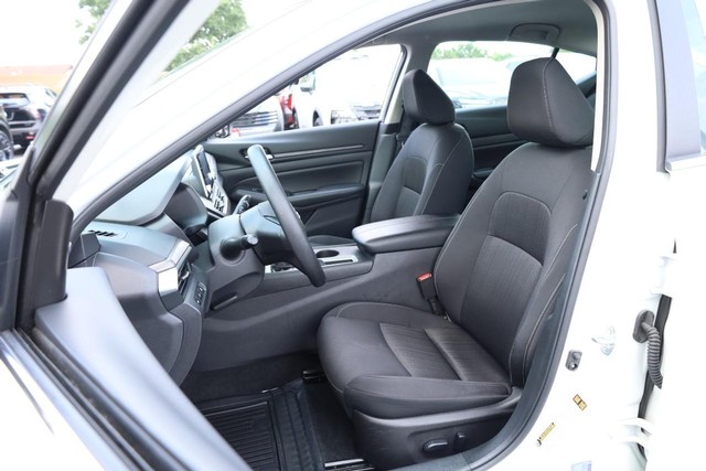 Nissan Altima Vehicle Image 08