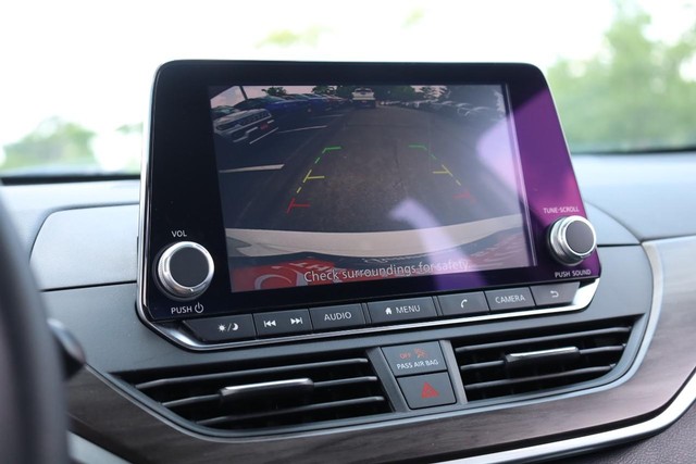Nissan Altima Vehicle Image 12