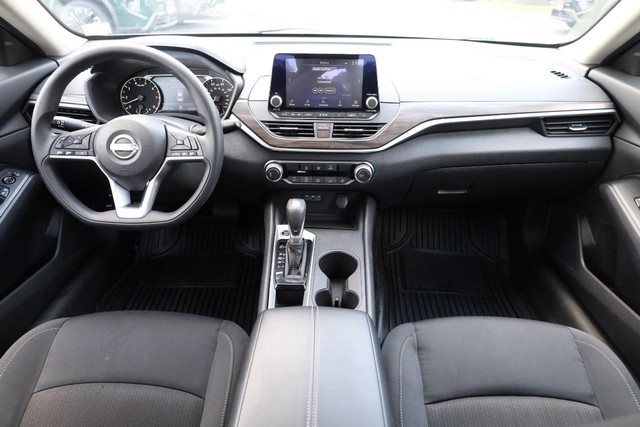 Nissan Altima Vehicle Image 21