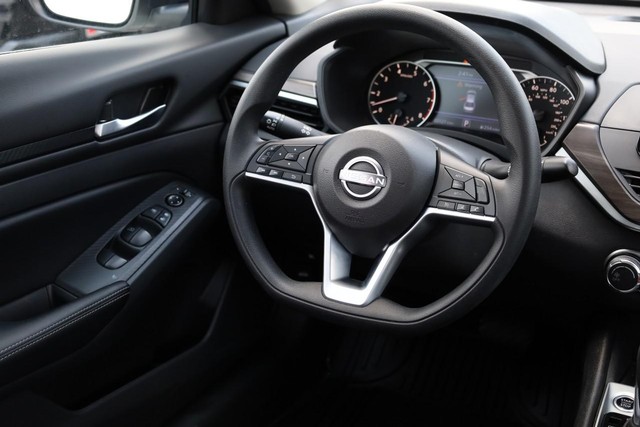 Nissan Altima Vehicle Image 22