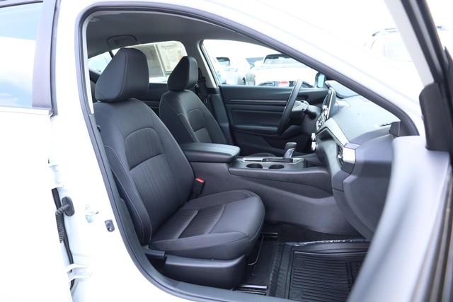 Nissan Altima Vehicle Image 23