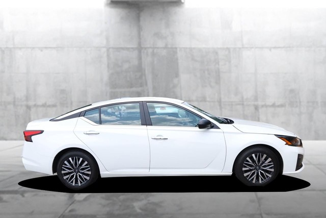 Nissan Altima Vehicle Image 05