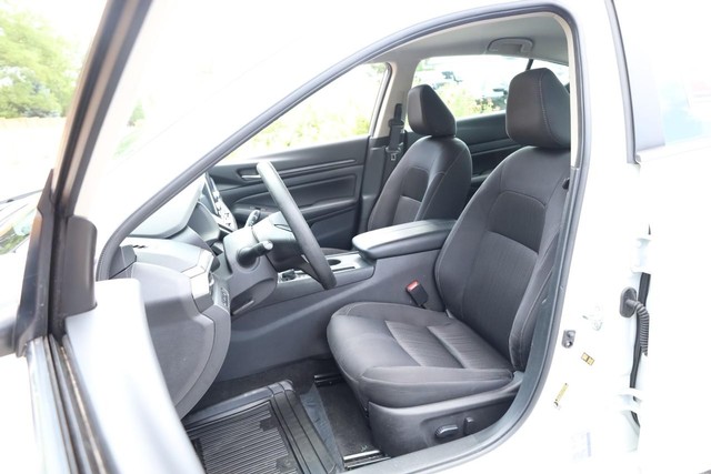 Nissan Altima Vehicle Image 08