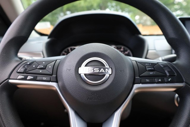 Nissan Altima Vehicle Image 09