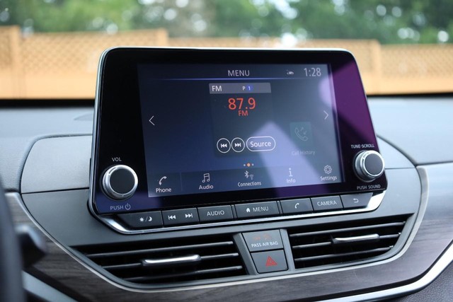 Nissan Altima Vehicle Image 11