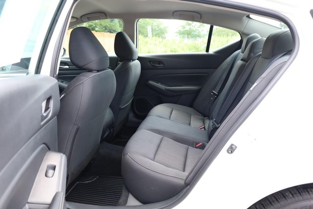 Nissan Altima Vehicle Image 19