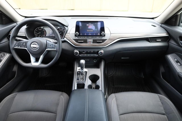 Nissan Altima Vehicle Image 21