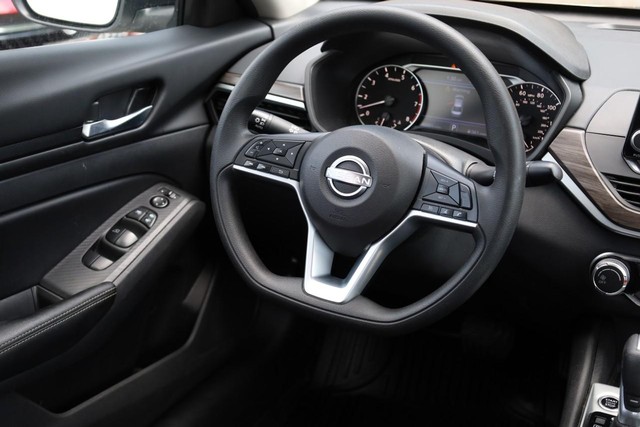 Nissan Altima Vehicle Image 22