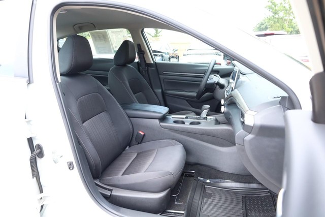 Nissan Altima Vehicle Image 23