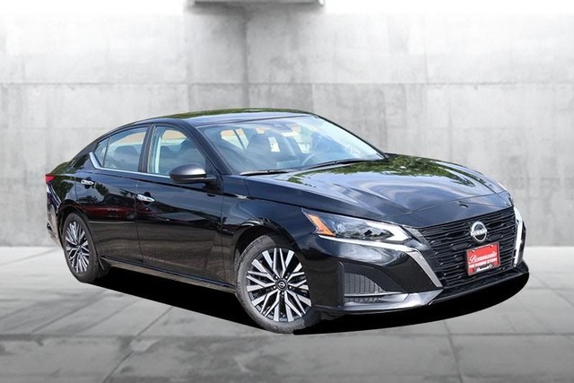 Nissan Altima Vehicle Image 02