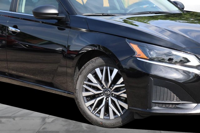 Nissan Altima Vehicle Image 03