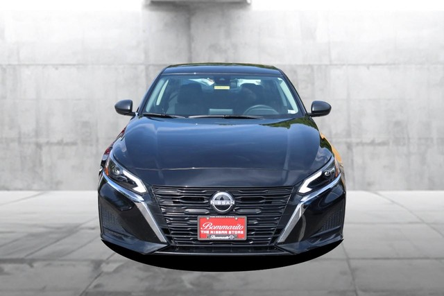 Nissan Altima Vehicle Image 04
