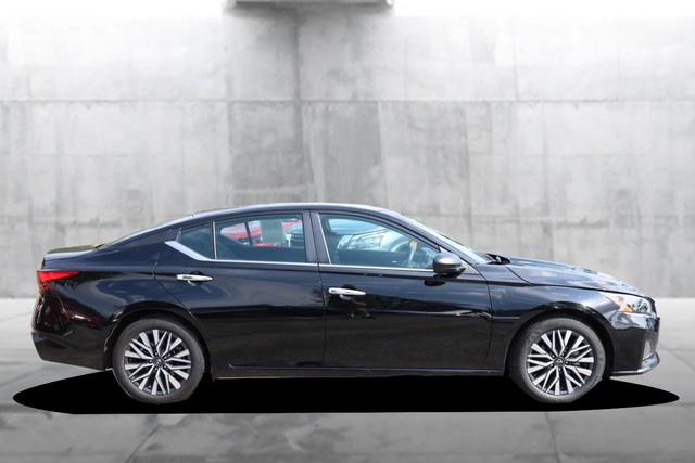 Nissan Altima Vehicle Image 05