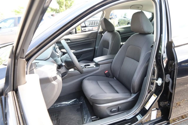 Nissan Altima Vehicle Image 08