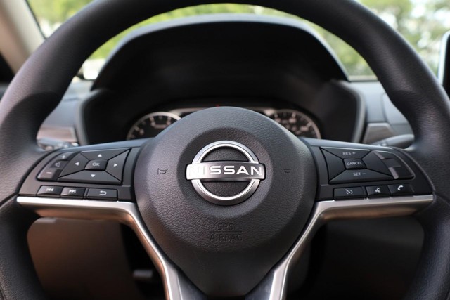 Nissan Altima Vehicle Image 09