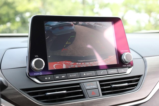 Nissan Altima Vehicle Image 12