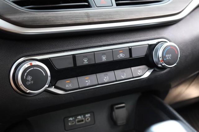 Nissan Altima Vehicle Image 13