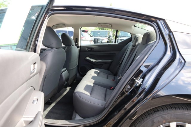 Nissan Altima Vehicle Image 19