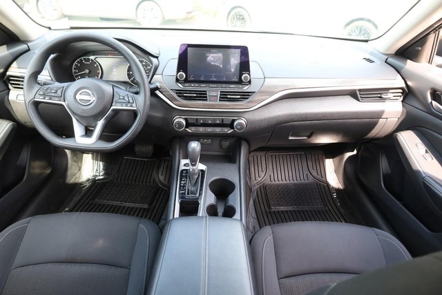 Nissan Altima Vehicle Image 21